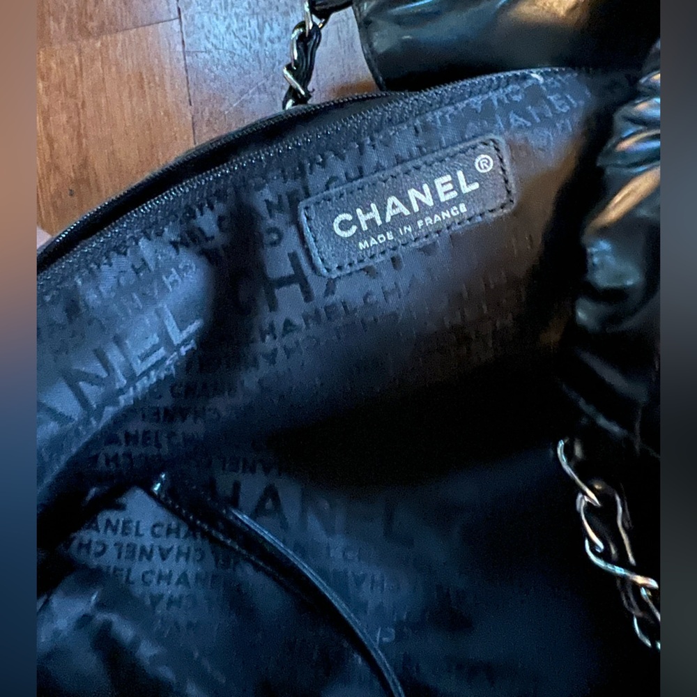 Chanel Vintage Cabas Patent Leather Tote Black XL preowned 2008 - Picture 11 of 16